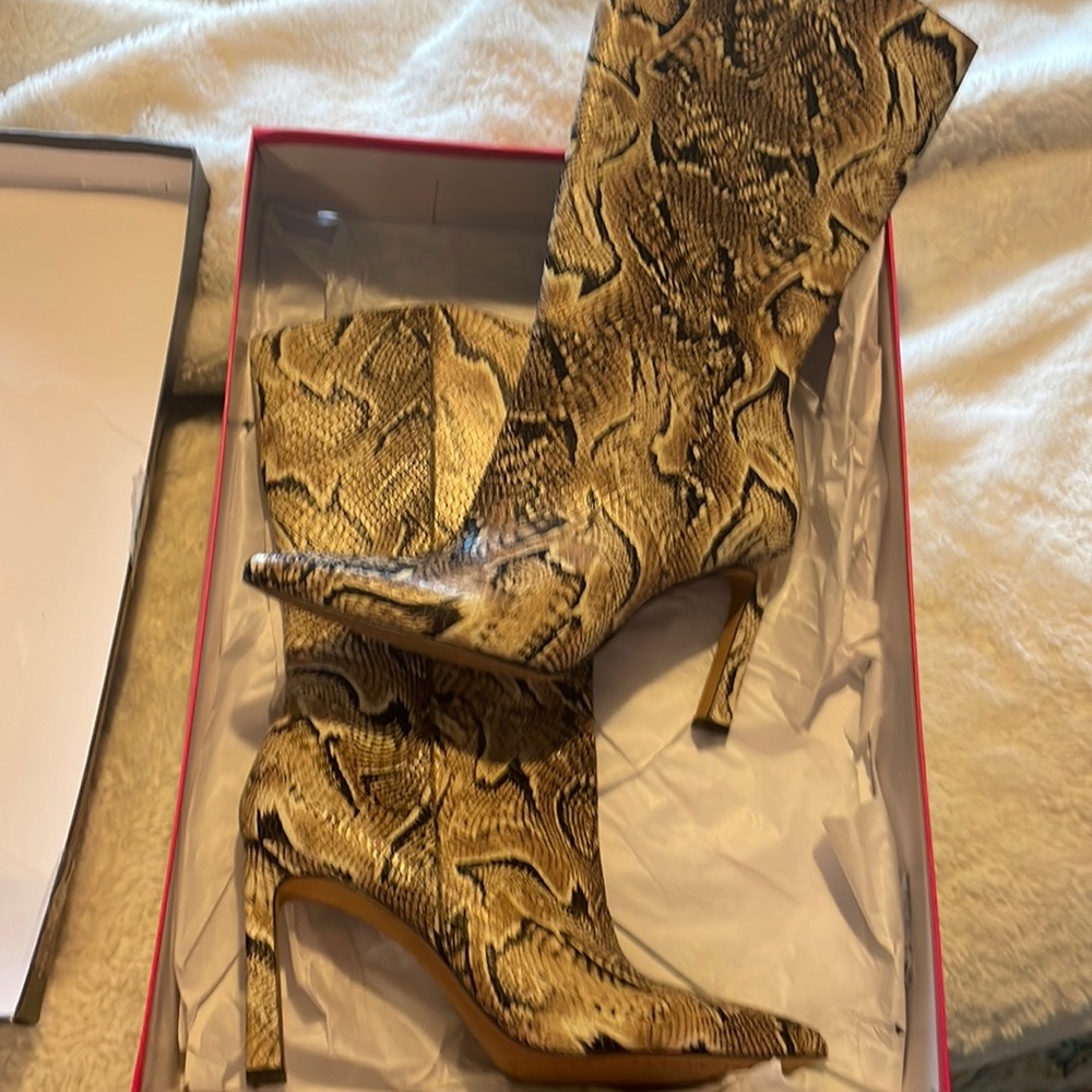 Vince Camuto listing as size 9 these run very small. Could also fit 8 1/2